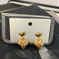 ARETES DORADOS EN FORMA DE CORAZÓN
