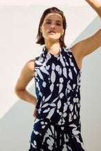 Cargar imagen en el visor de la galería, BLUSA AZUL MARINO ESTAMPADA 251251
