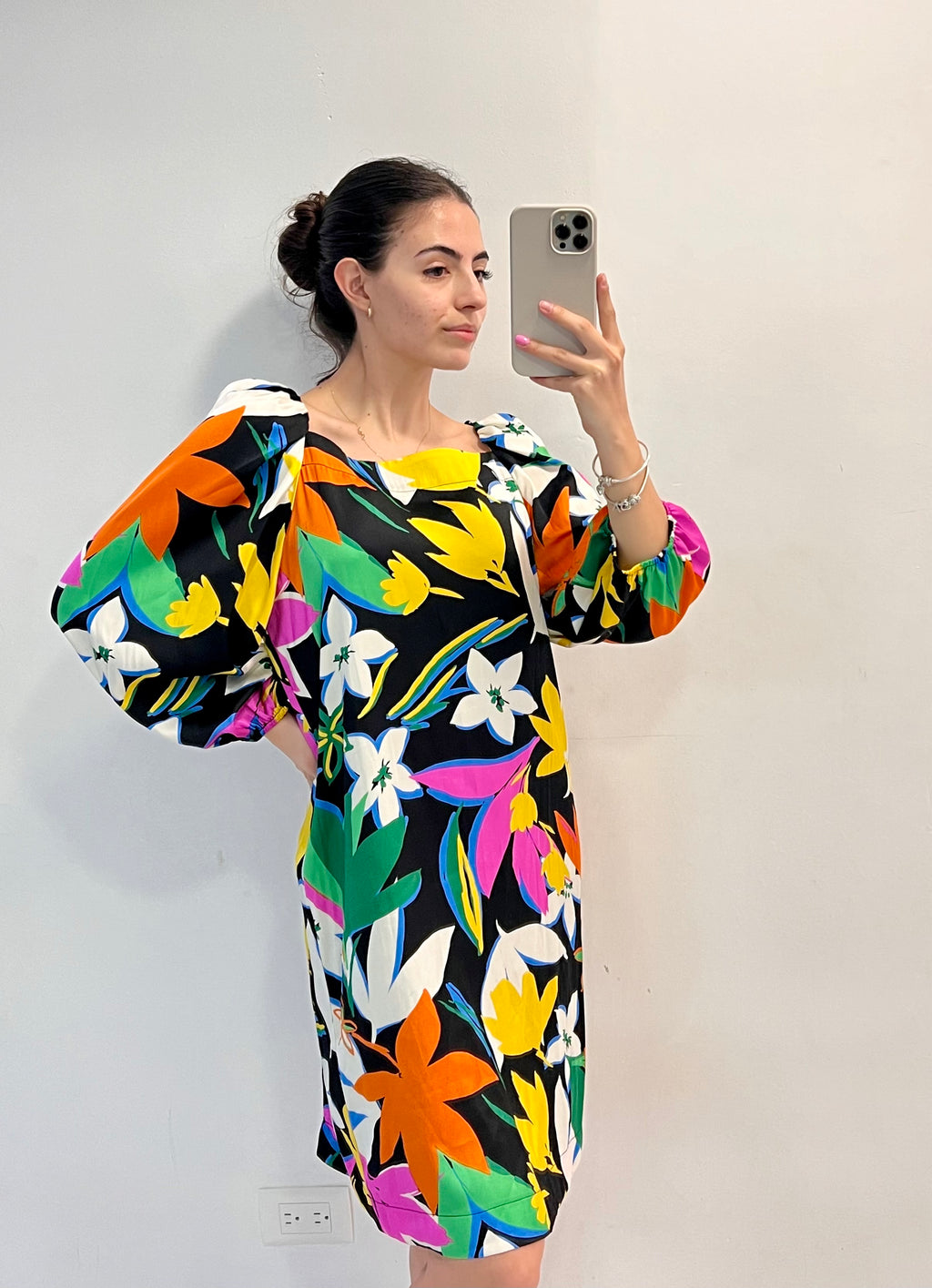 VESTIDO CORTO NEGRO ESTAMPADO CON ESTOLA