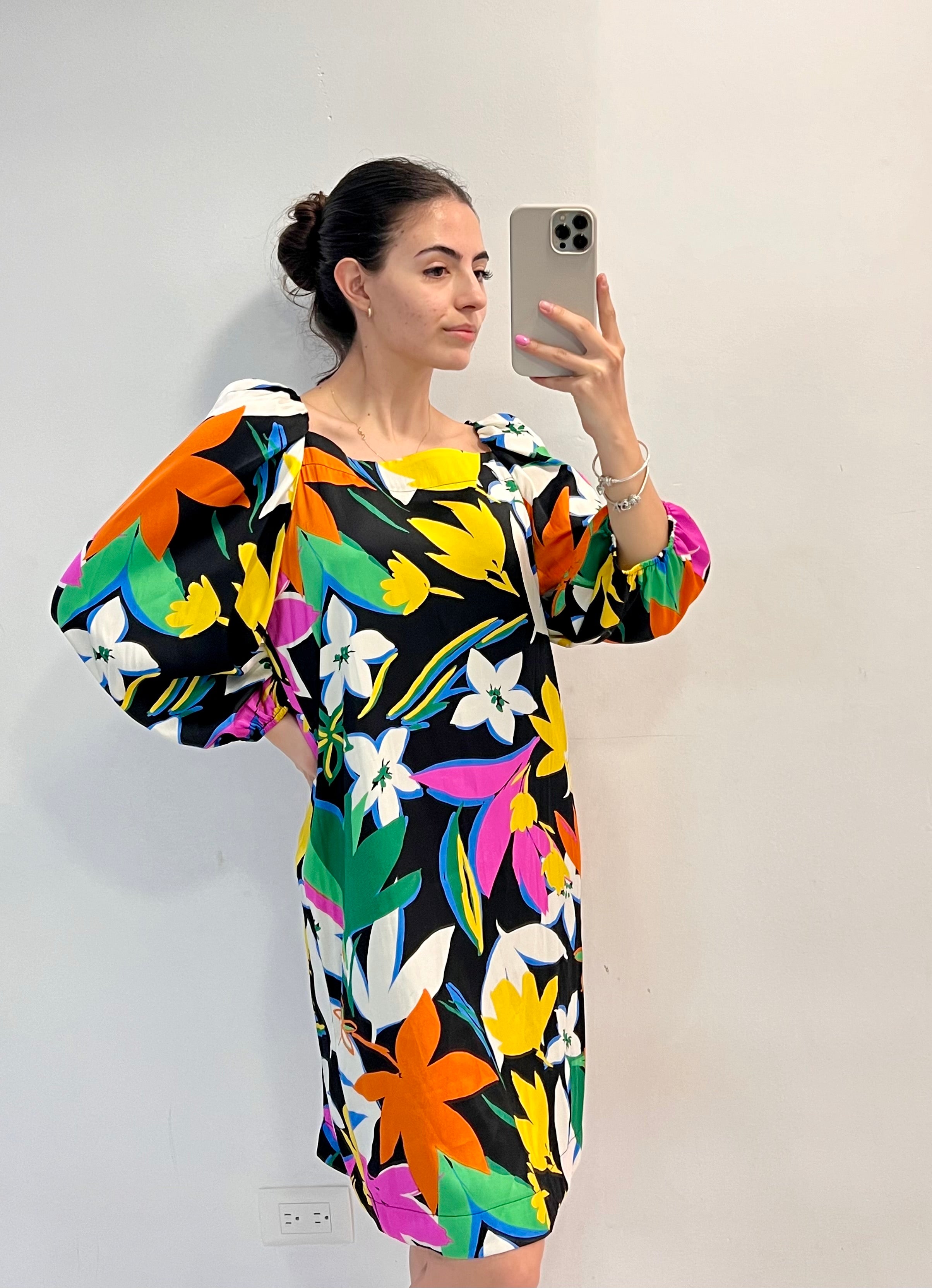 VESTIDO CORTO NEGRO ESTAMPADO CON ESTOLA