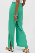Cargar imagen en el visor de la galería, PANTALÓN VERDE CON BOLSA AL FRENTE 252049
