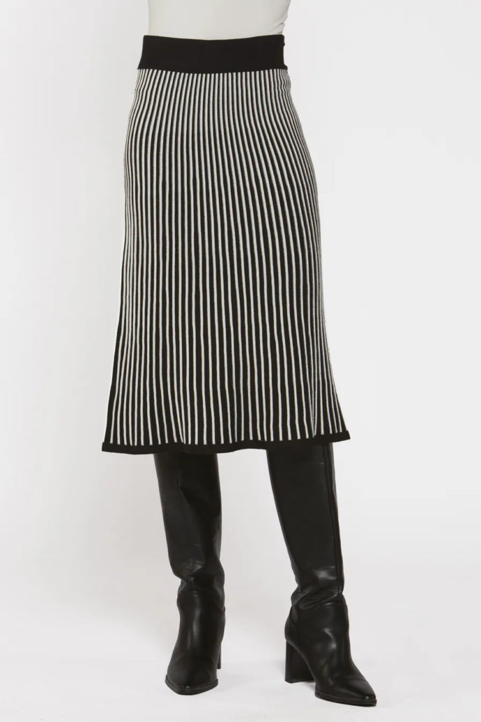 FALDA NEGRA ESTAMPADA 224109