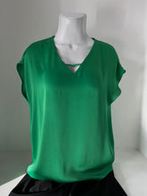 Cargar imagen en el visor de la galería, BLUSA ROSA/VERDE CUELLO V 242123

