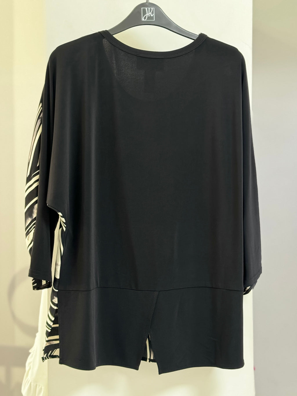 BLUSA NEGRA ESTAMPADA 243331