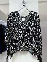 Cargar imagen en el visor de la galería, BLUSA+PANTALON BLANCO ESTAMPADO L35521
