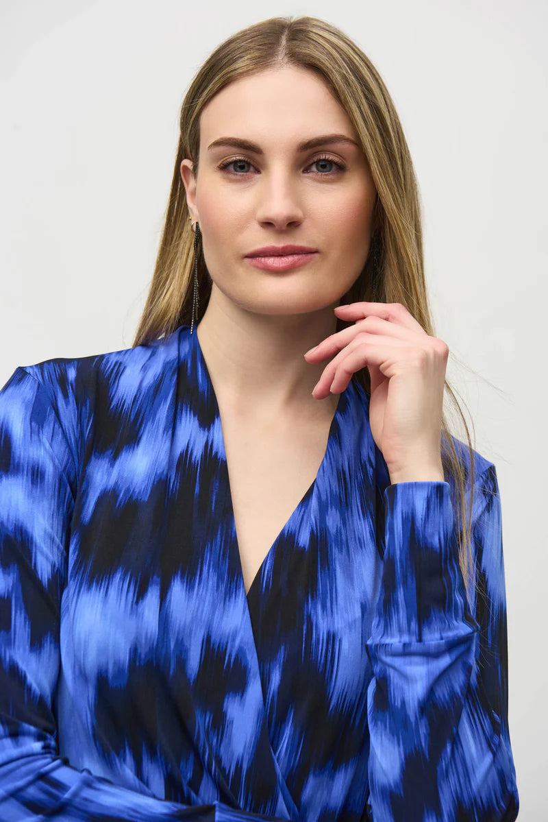 BLUSA AZUL ESTAMPADA ESCOTE CRUZADO 244075