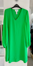 Cargar imagen en el visor de la galería, VESTIDO CORTO VERDE/NARANJA MANGA PLISADA 242022
