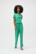 Cargar imagen en el visor de la galería, BLUSA VERDE CUELLO CAÍDO 252055
