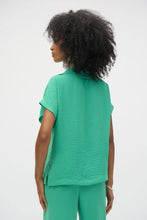 Cargar imagen en el visor de la galería, BLUSA VERDE CUELLO CAÍDO 252055
