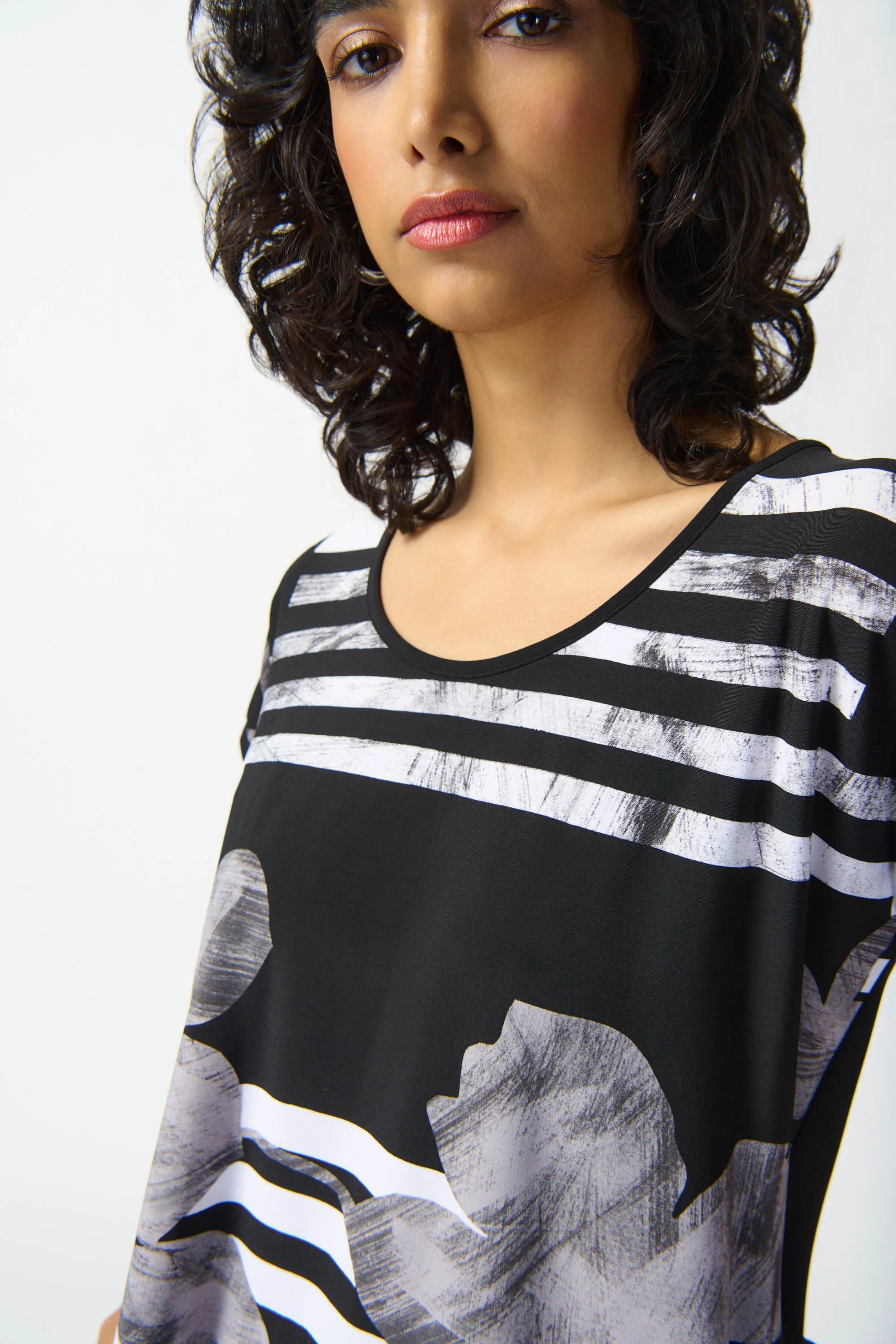 BLUSA NEGRA ESTAMPADA 242180