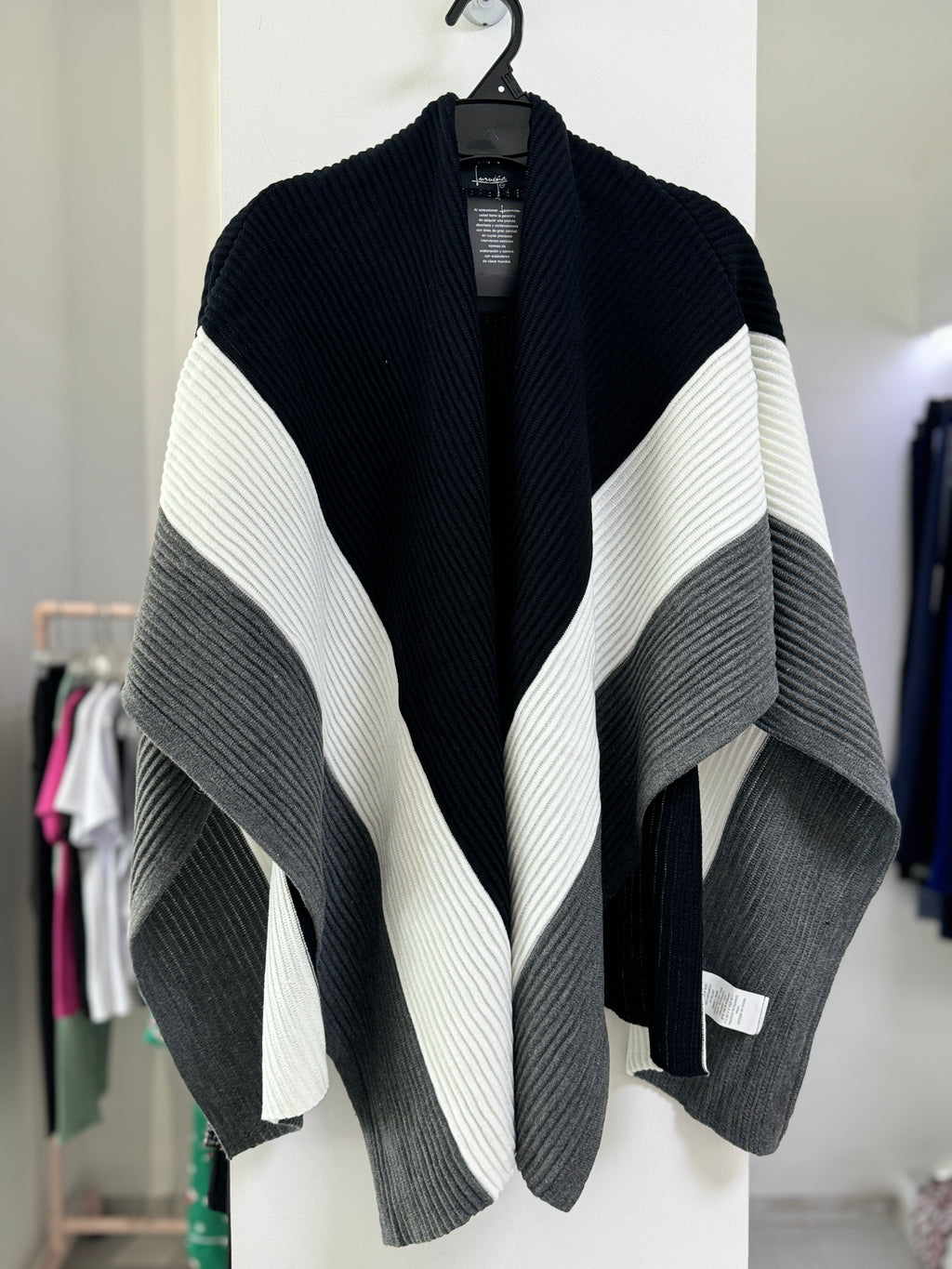 CAPA CARDIGAN NEGRO L33382