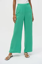 Cargar imagen en el visor de la galería, PANTALÓN VERDE CON BOLSA AL FRENTE 252049

