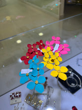 Cargar imagen en el visor de la galería, ARETES FLORES ROSAS/ROJO/AZUL/AMARILLO
