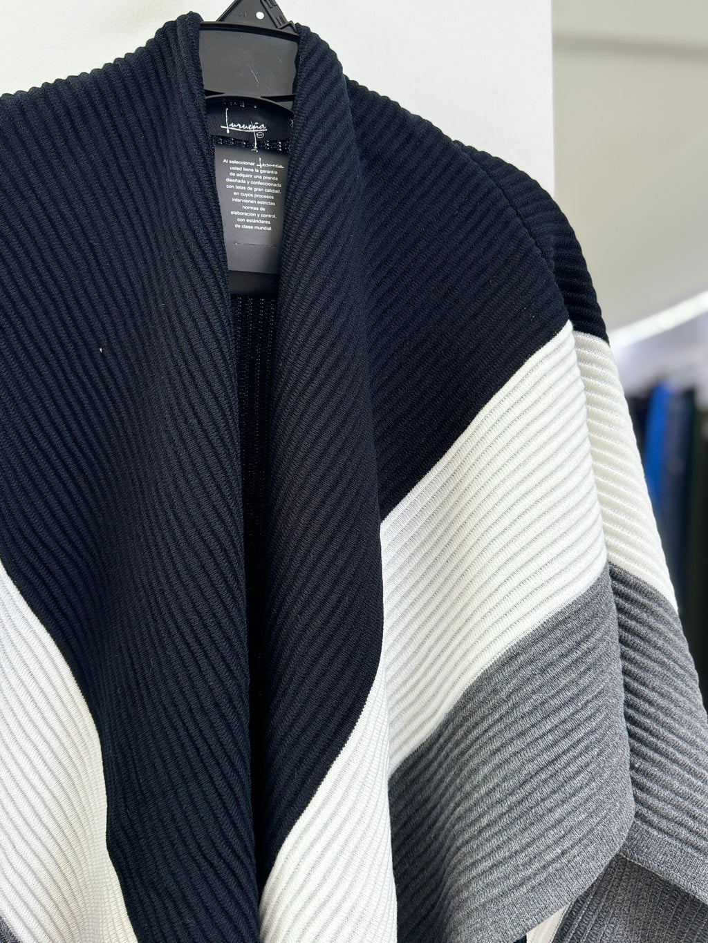 CAPA CARDIGAN NEGRO L33382