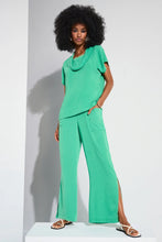 Cargar imagen en el visor de la galería, BLUSA VERDE CUELLO CAÍDO 252055
