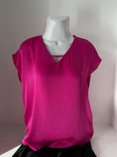 Cargar imagen en el visor de la galería, BLUSA ROSA/VERDE CUELLO V 242123
