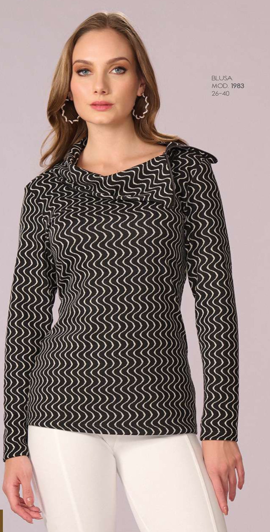 BLUSA NEGRA ESTAMPDA 1983