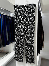 Cargar imagen en el visor de la galería, BLUSA+PANTALON BLANCO ESTAMPADO L35521
