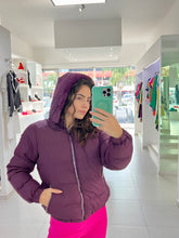 Cargar imagen en el visor de la galería, CHAQUETA PUFFER MORADA/NEGRA
