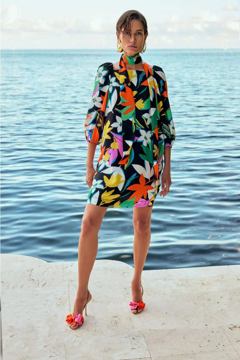 VESTIDO CORTO NEGRO ESTAMPADO CON ESTOLA