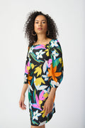 VESTIDO CORTO NEGRO ESTAMPADO CON ESTOLA