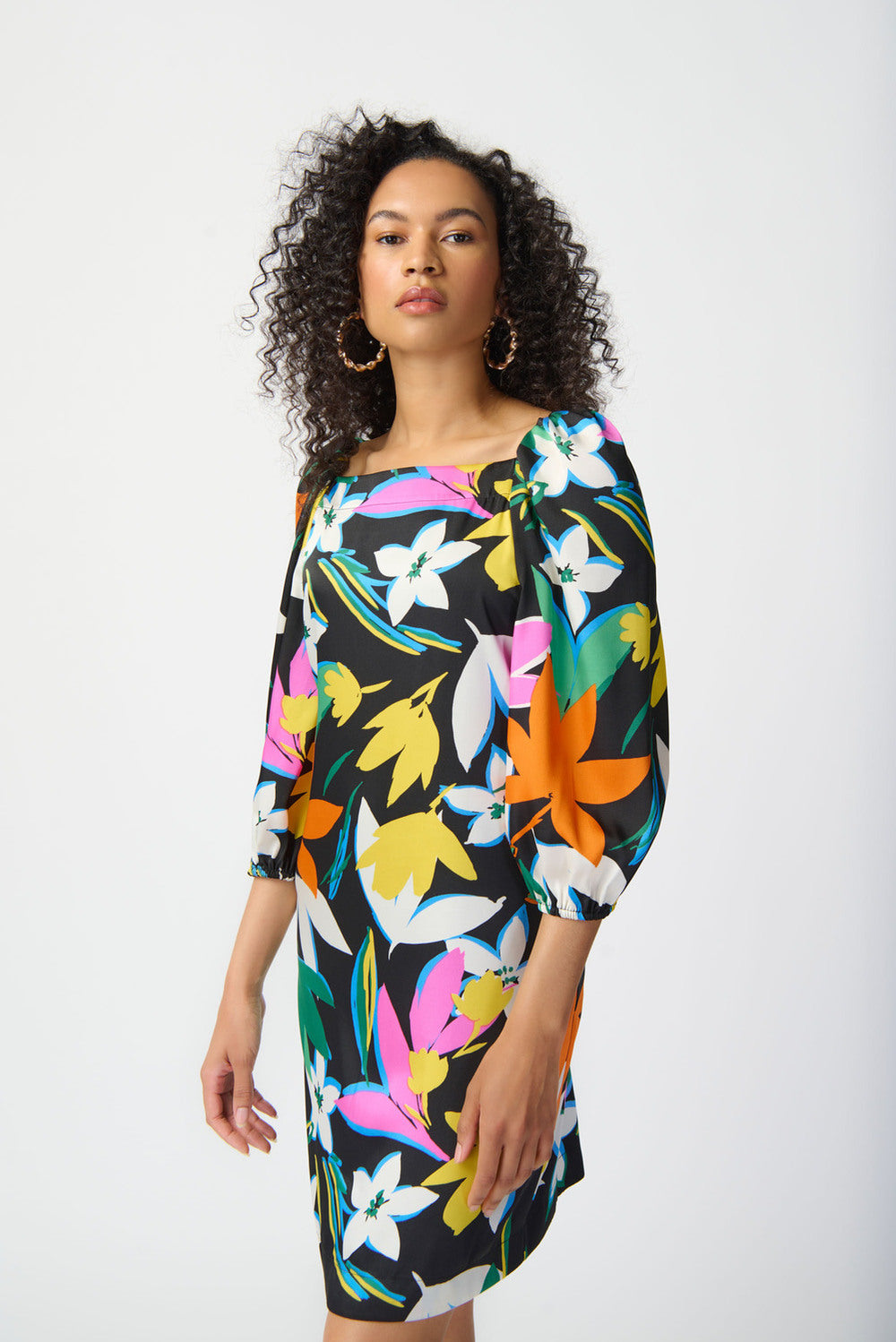 VESTIDO CORTO NEGRO ESTAMPADO CON ESTOLA