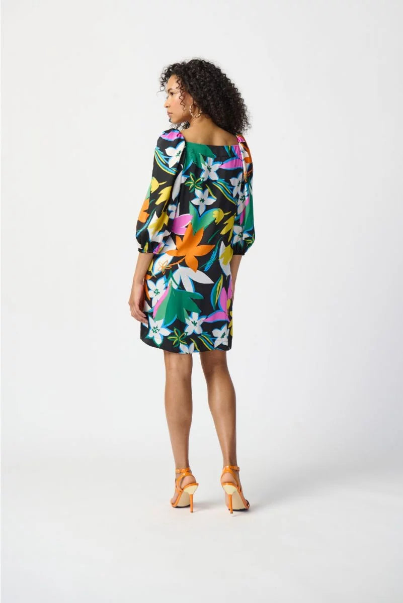 VESTIDO CORTO NEGRO ESTAMPADO CON ESTOLA