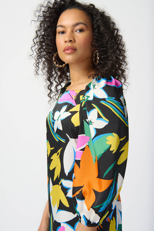 VESTIDO CORTO NEGRO ESTAMPADO CON ESTOLA