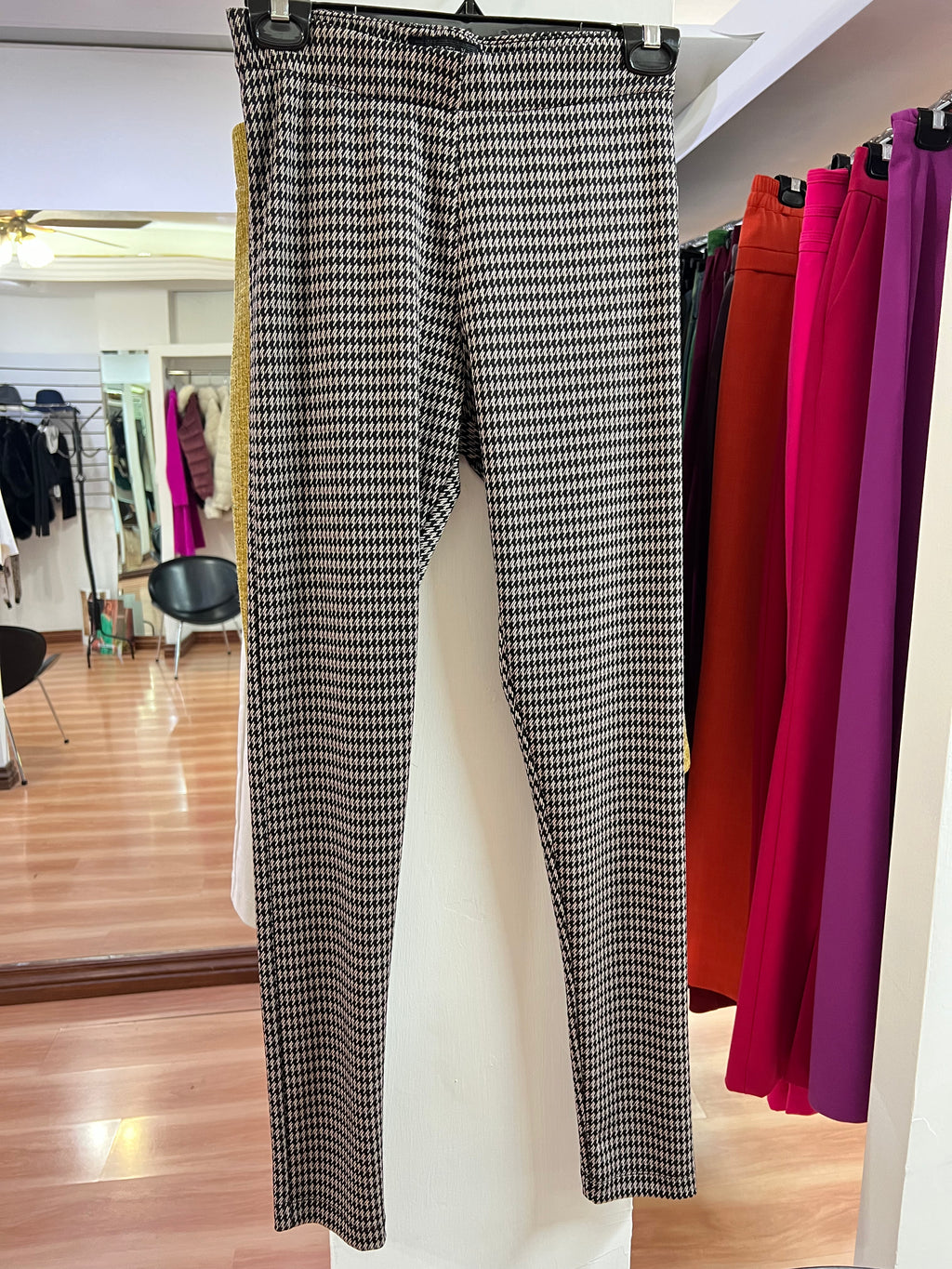 PANTALÓN NEGRO ESTAMPADO