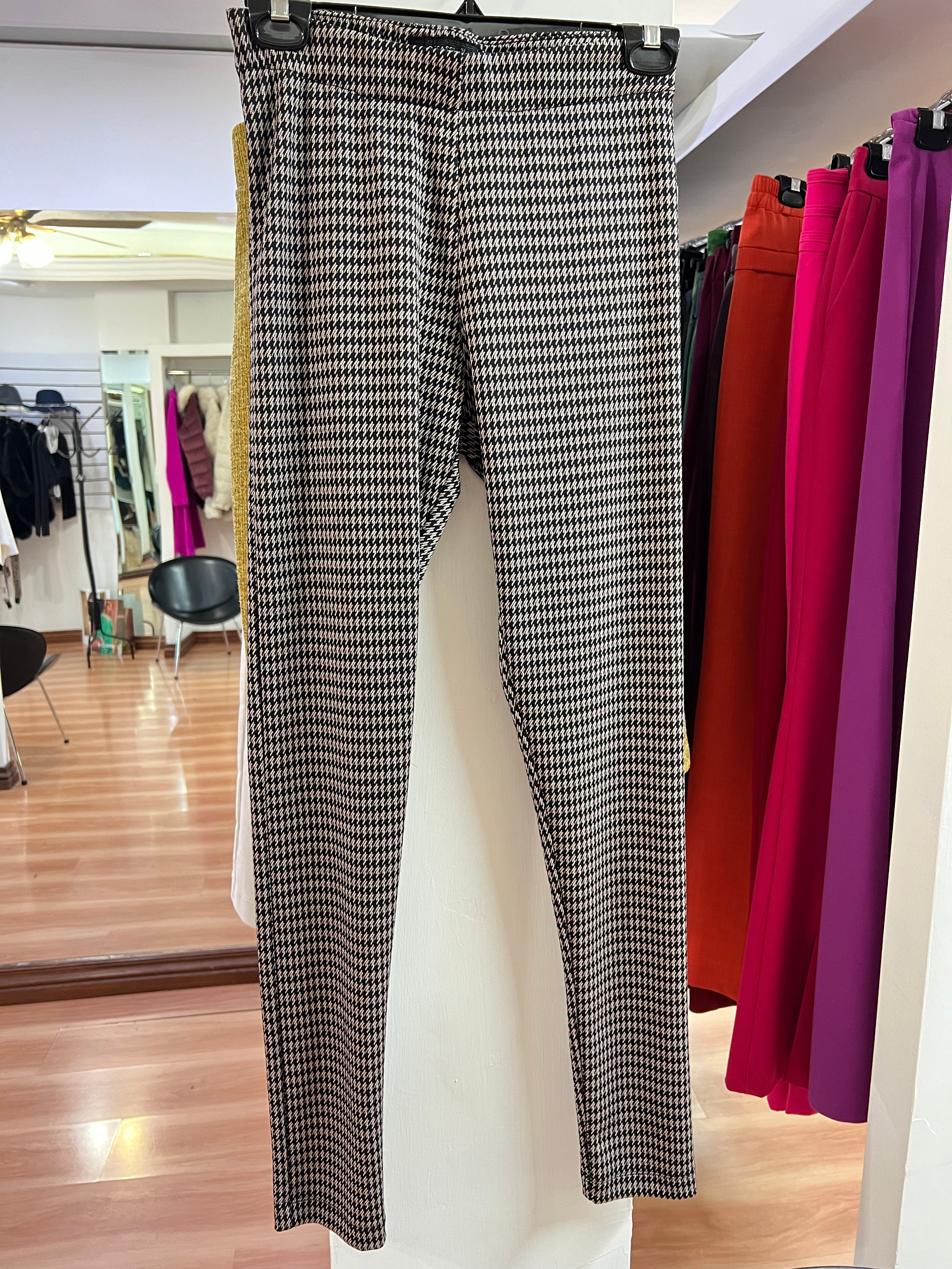 PANTALÓN NEGRO ESTAMPADO