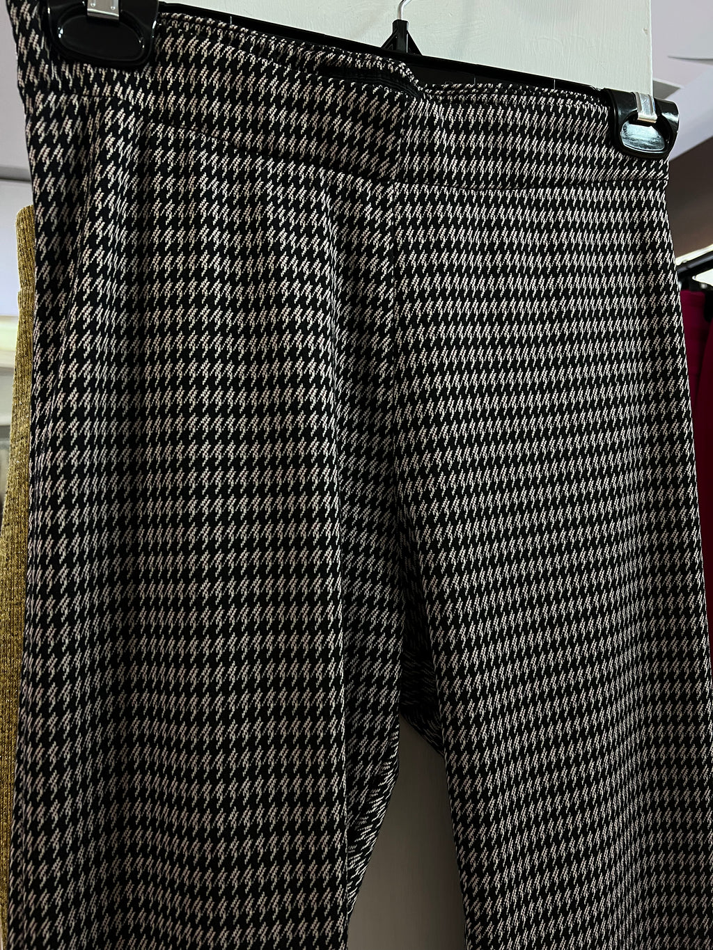 PANTALÓN NEGRO ESTAMPADO