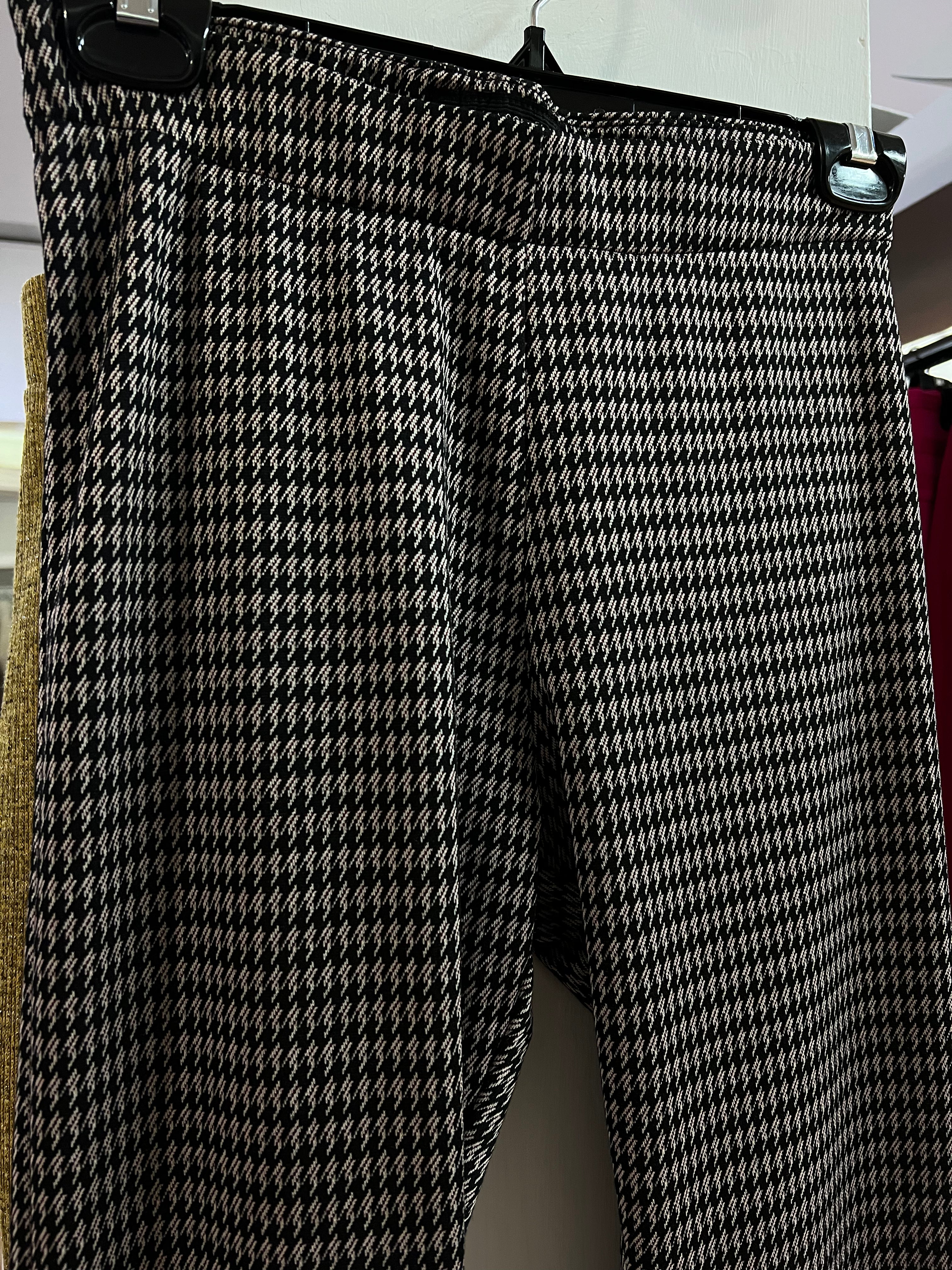 PANTALÓN NEGRO ESTAMPADO