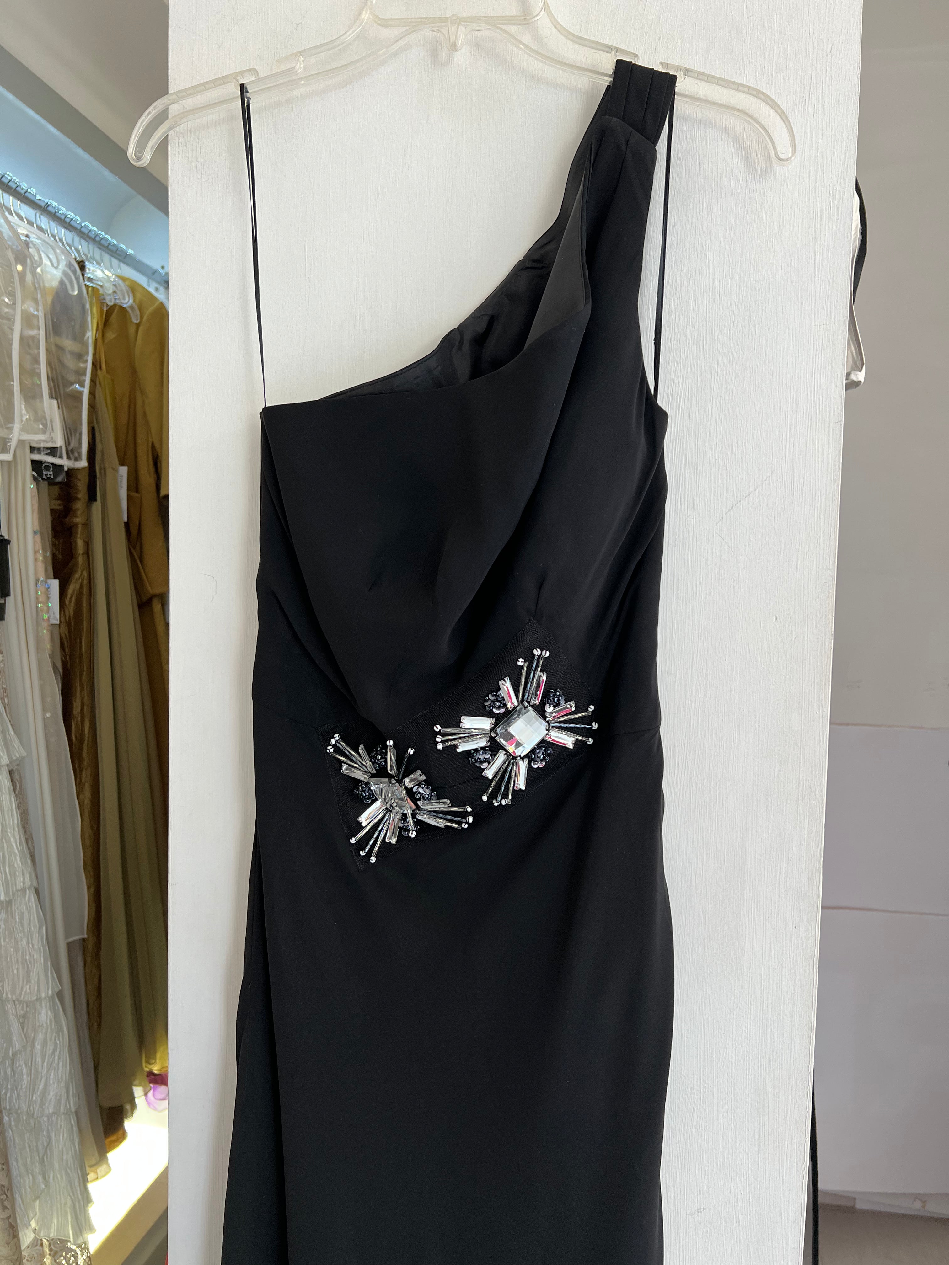VESTIDO LARGO NEGRO UNHOMBRO