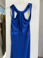 Cargar imagen en el visor de la galería, VESTIDO LARGO HALTER AZUL REY
