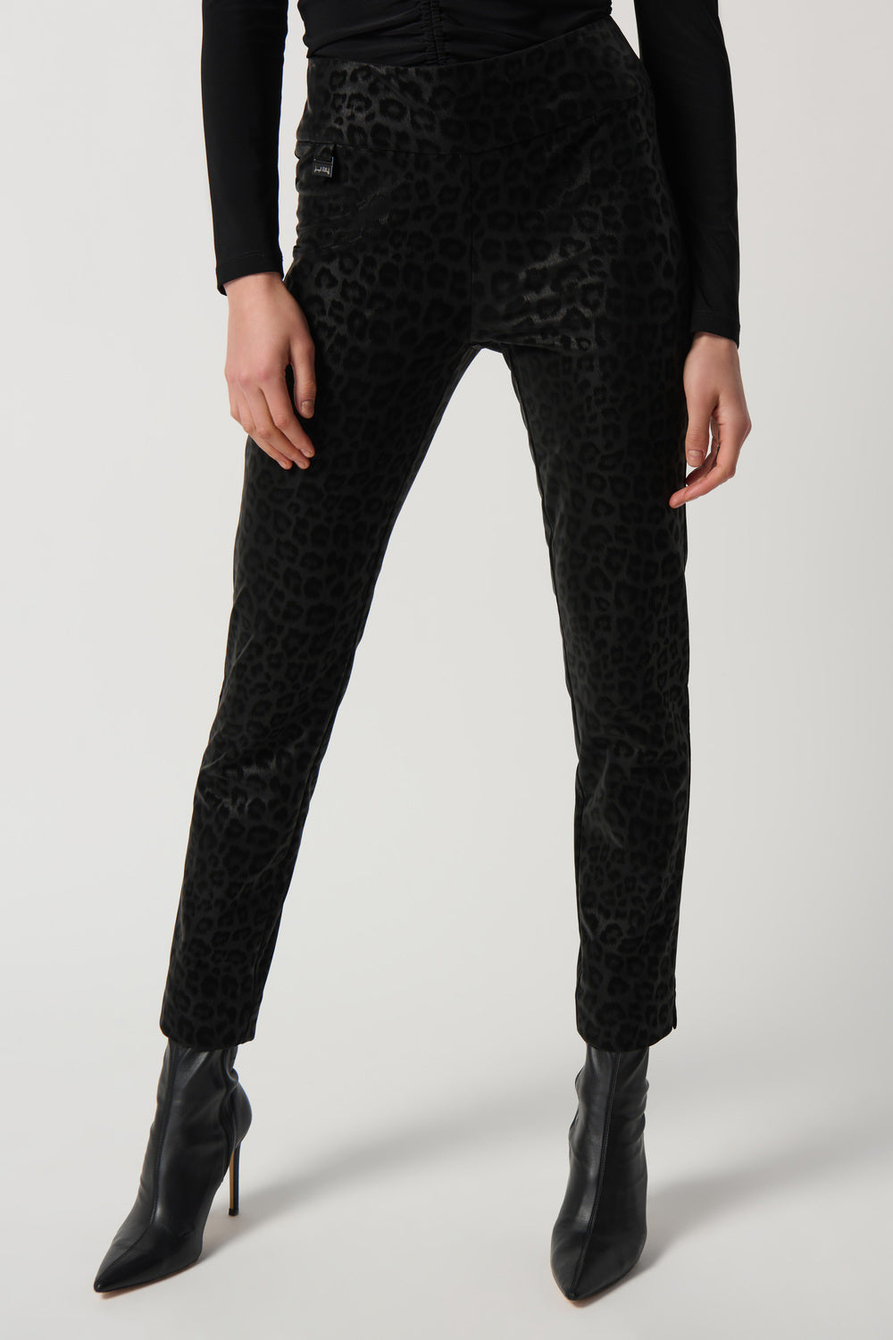 PANTALÓN NEGRO ESTAMPADO