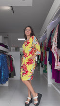 Cargar y reproducir el video en el visor de la galería, VESTIDO CORTO AMARILLO ESTAMPADO HOJAS 9716
