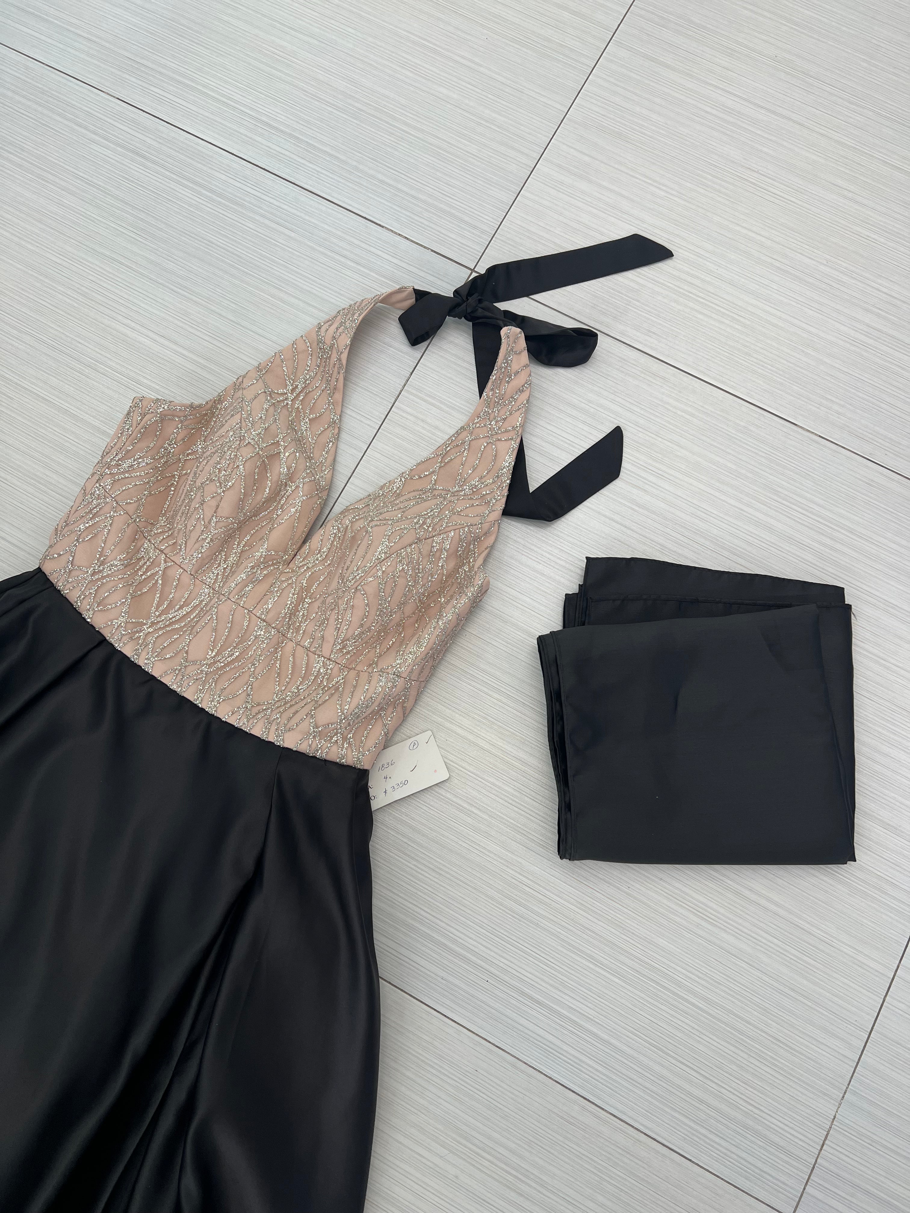 VESTIDO LARGO NEGRO CON ROSA