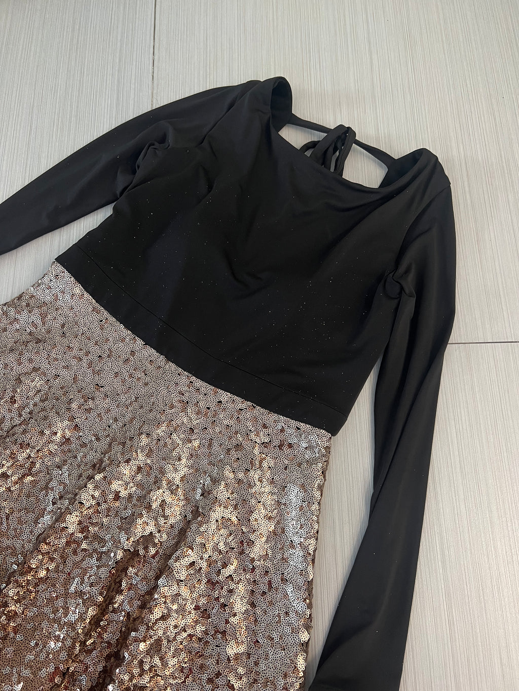 VESTIDO CORTO NEGRO DORADO