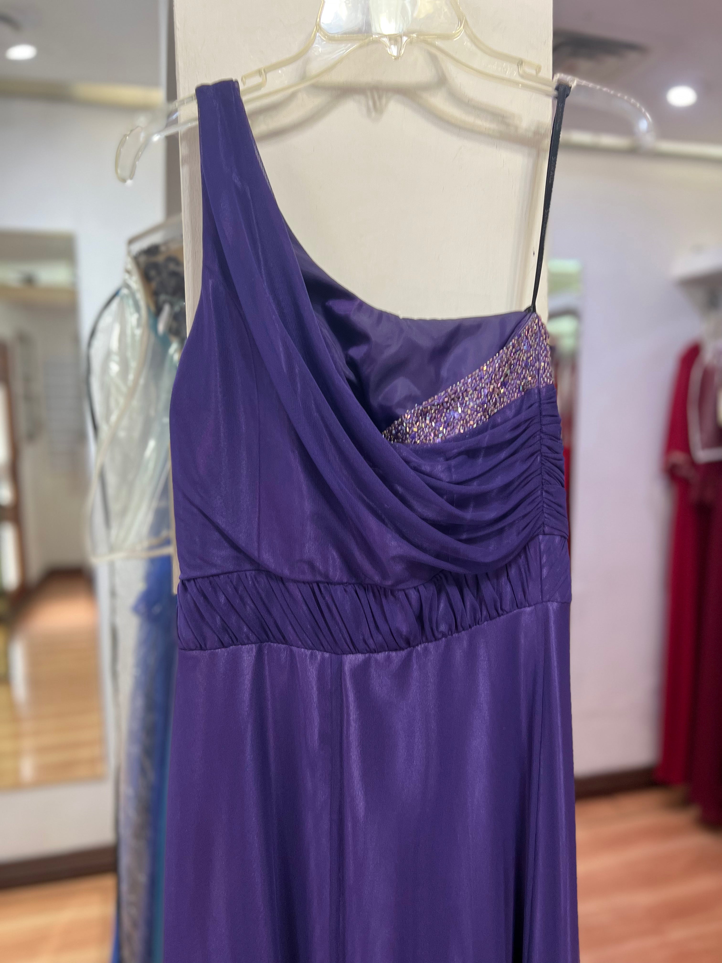 VESTIDO LARGO MORADO UN HOMBRO