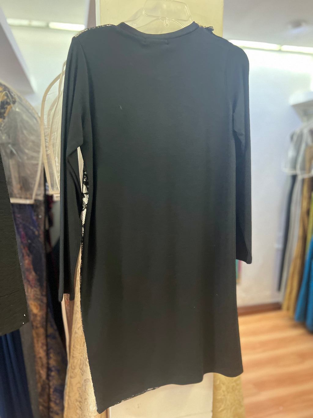 VESTIDO CORTO NEGRO CON ENCAJE