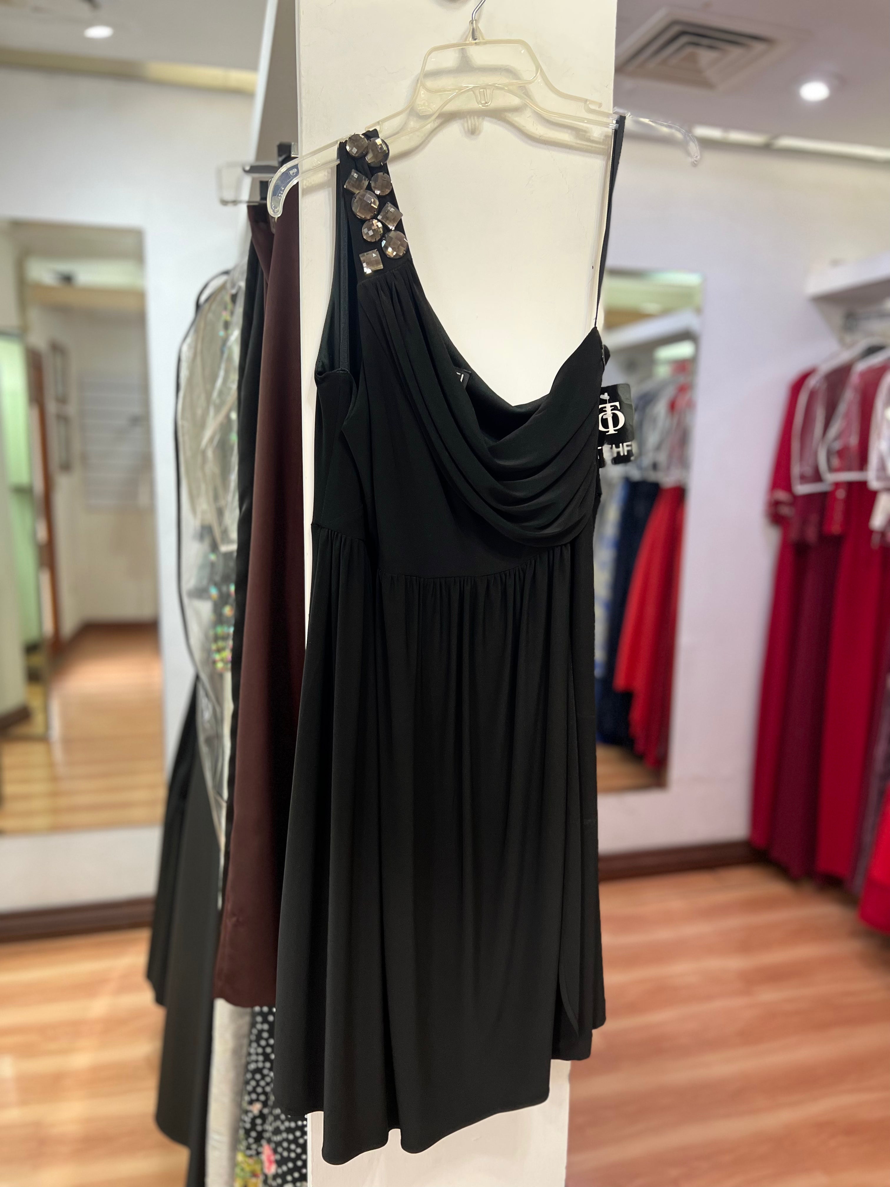 VESTIDO NEGRO UN HOMBRO