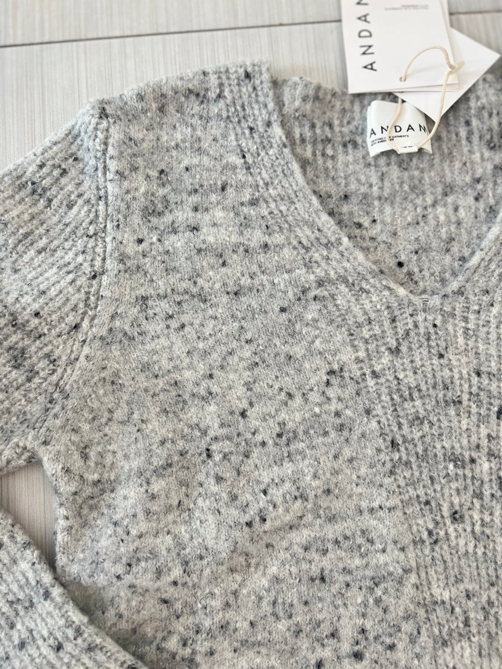 SUÉTER GRIS Y VERDE ESTAMPADO