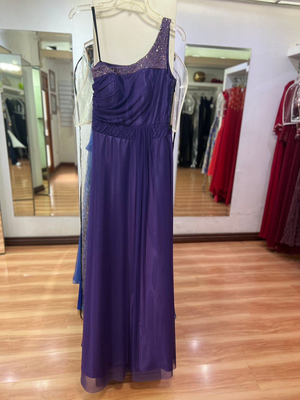 VESTIDO LARGO MORADO UN HOMBRO