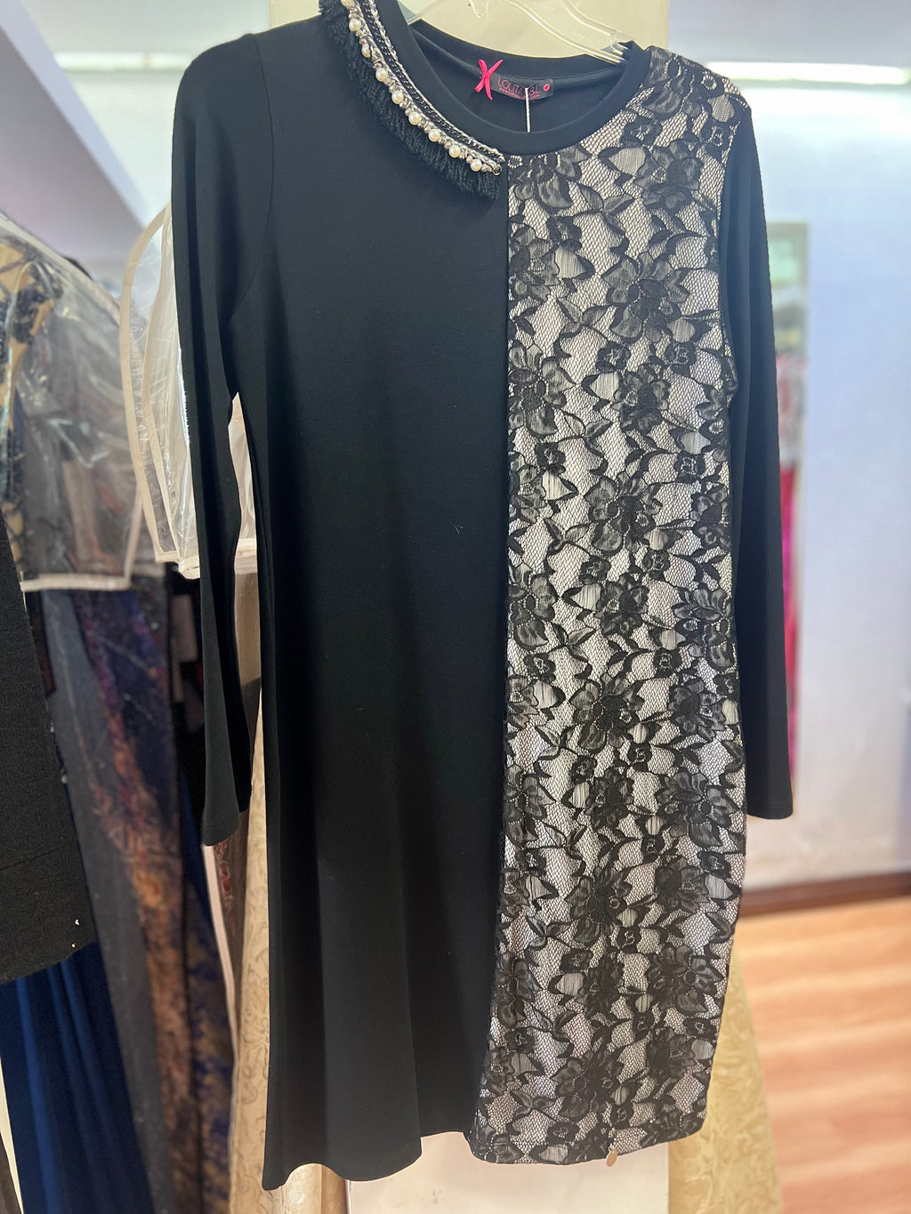 VESTIDO CORTO NEGRO CON ENCAJE