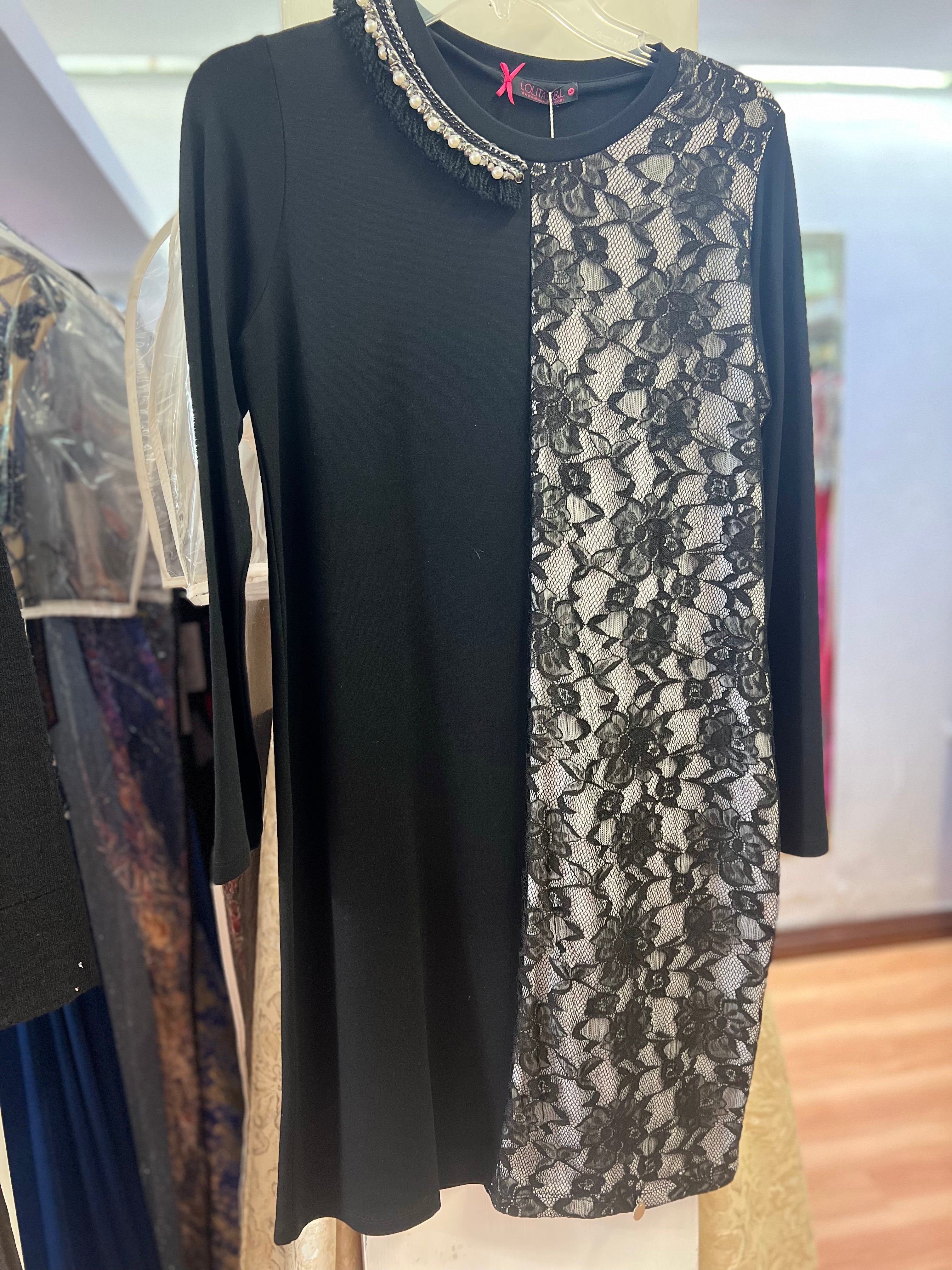 VESTIDO CORTO NEGRO CON ENCAJE