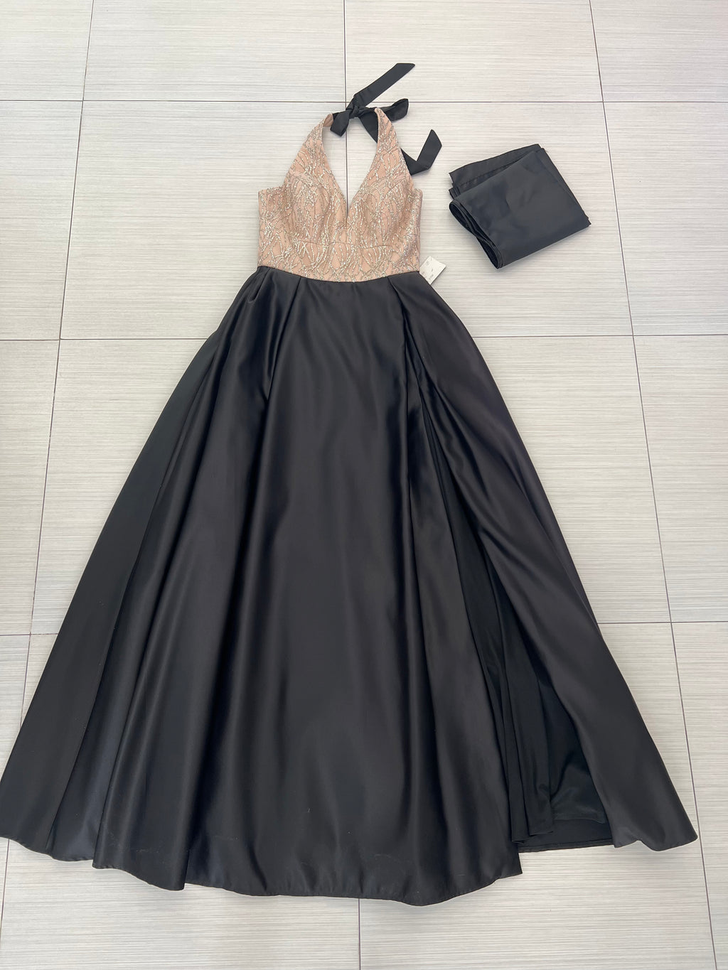 VESTIDO LARGO NEGRO CON ROSA