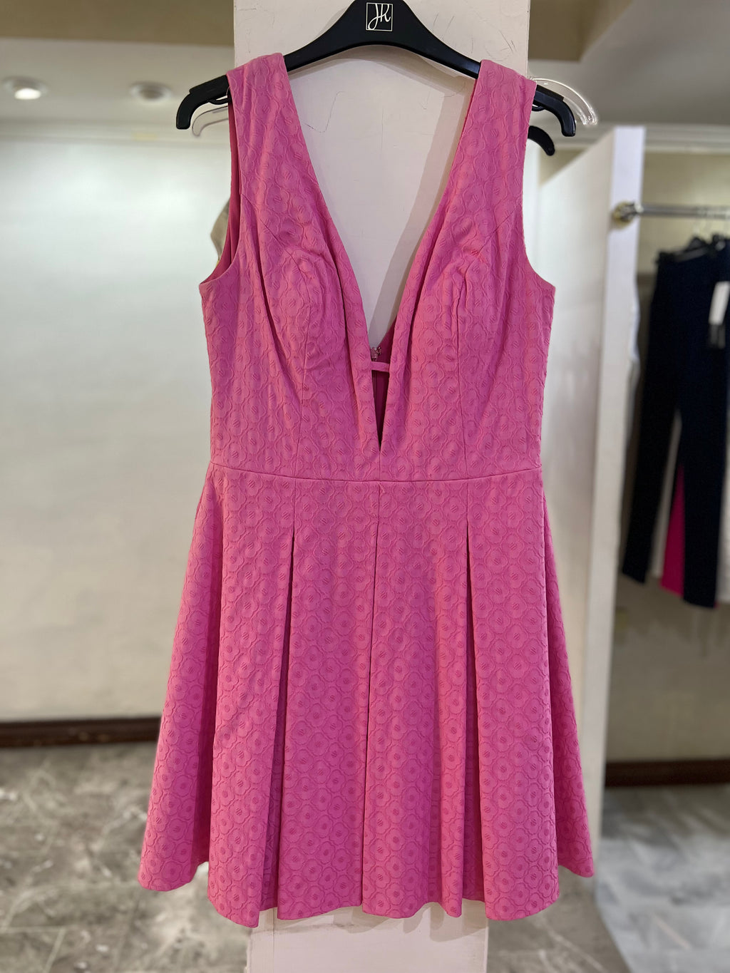 VESTIDO CORTO ROSA ESCOTE V