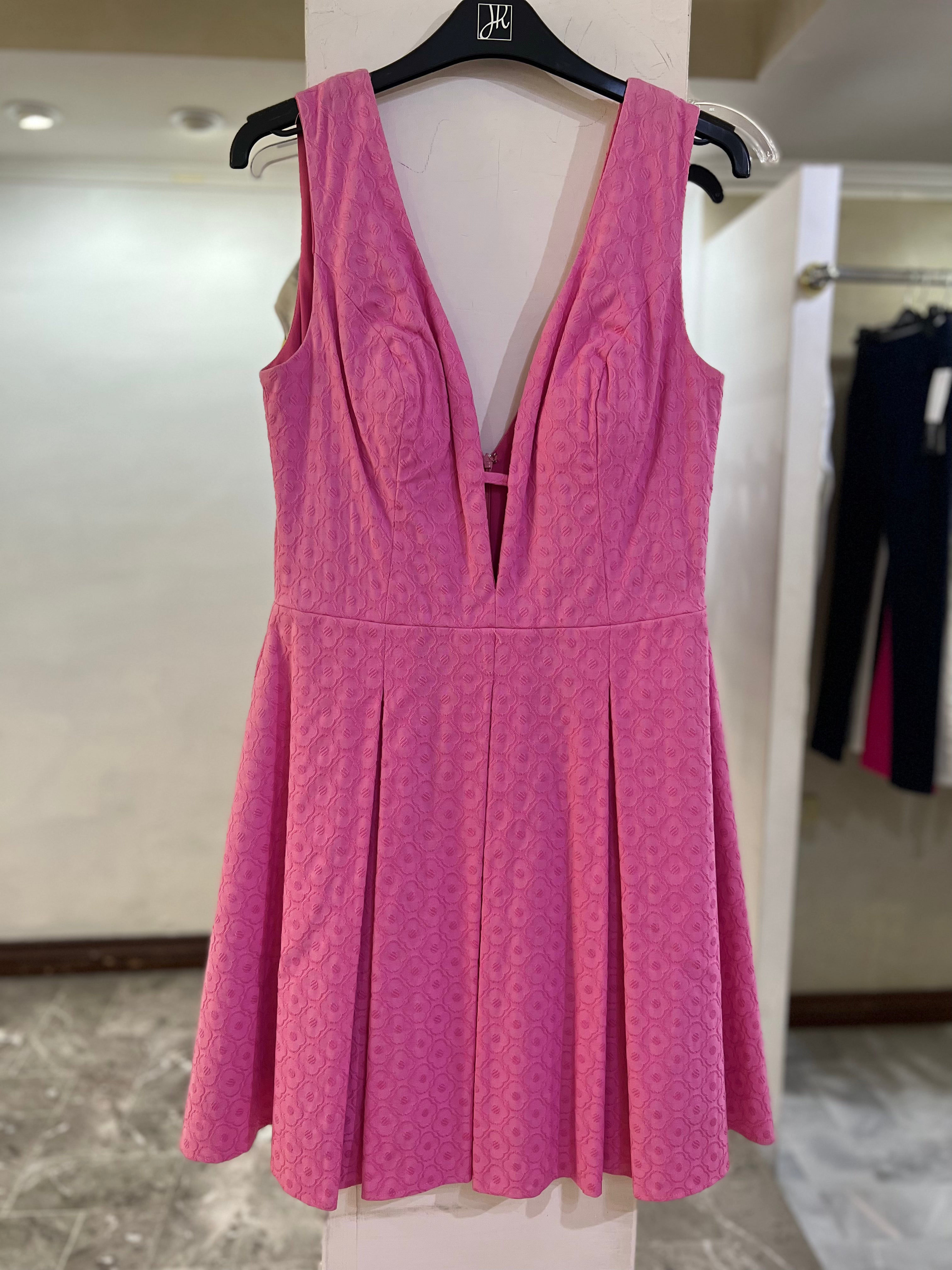 VESTIDO CORTO ROSA ESCOTE V