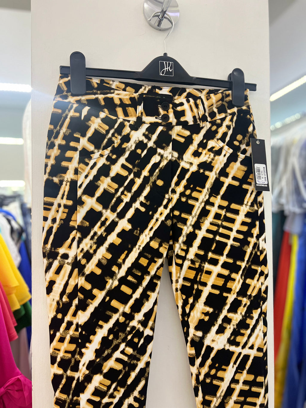 PANTALÓN NEGRO ESTAMPADO