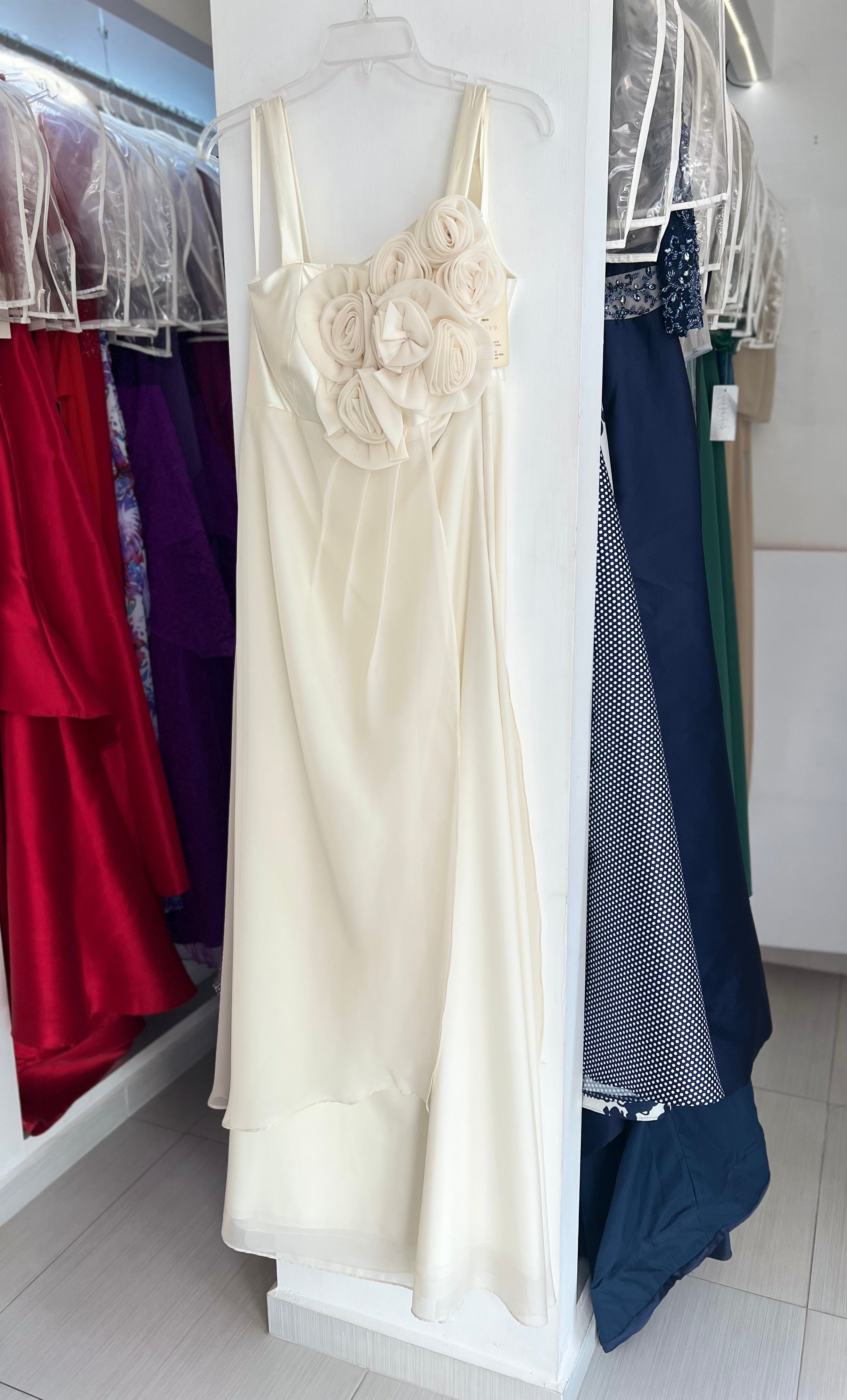 VESTIDO LARGO BLANCO CON FLORES